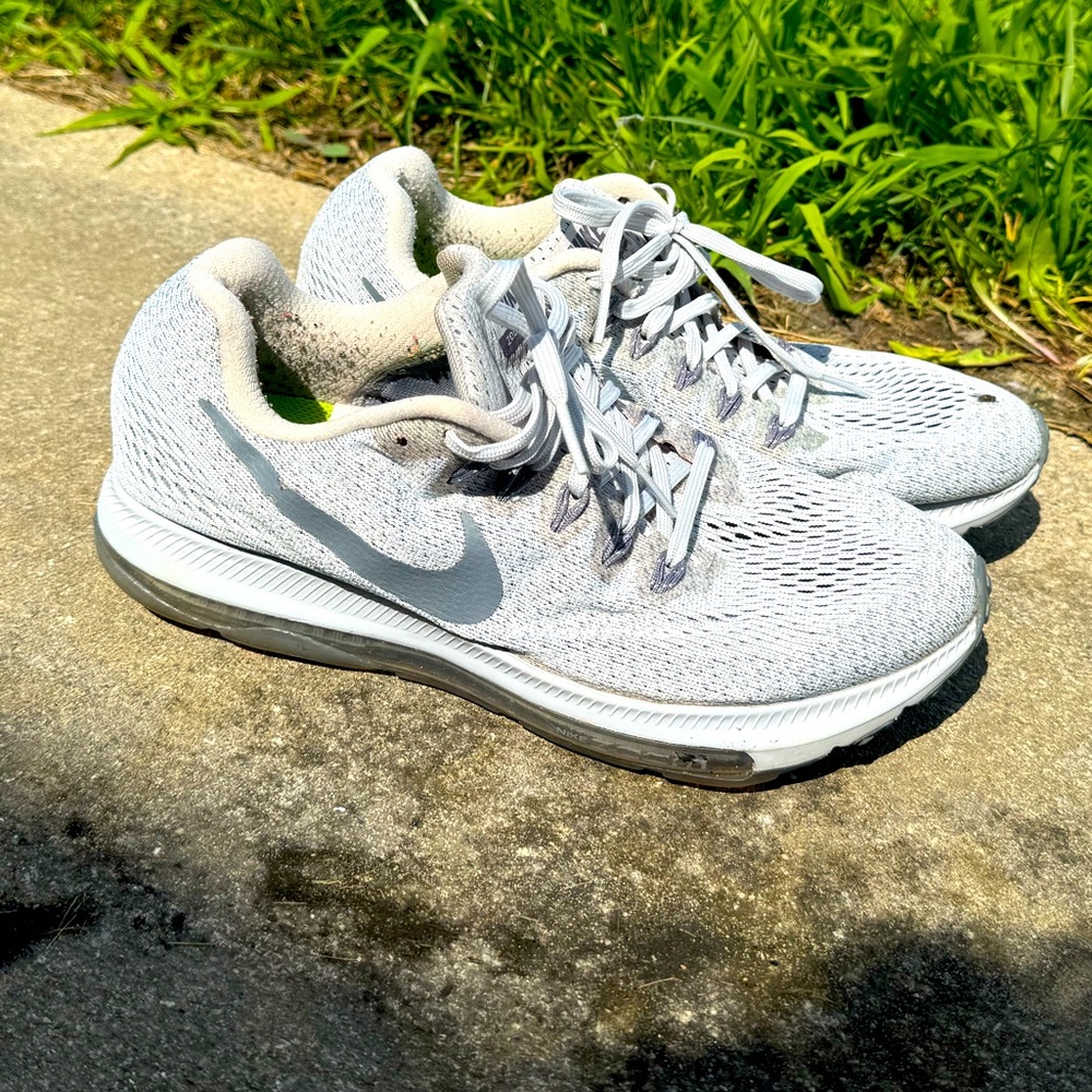 Women’s size 9 Nike zoom all out running shoes!